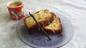 Gâteau-au-yaourt-presenté-sur-une-assiette