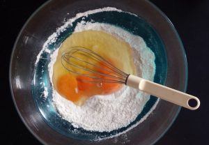 mélange-oeufs-sucre-farine